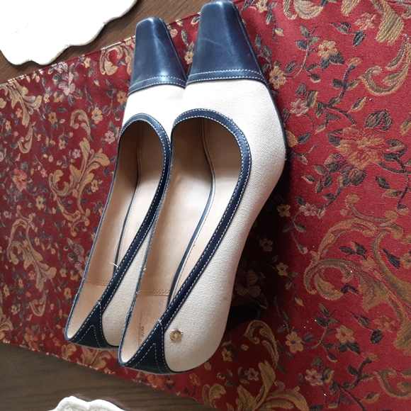 Navy and cream spectator pumps - Picture 2 of 4